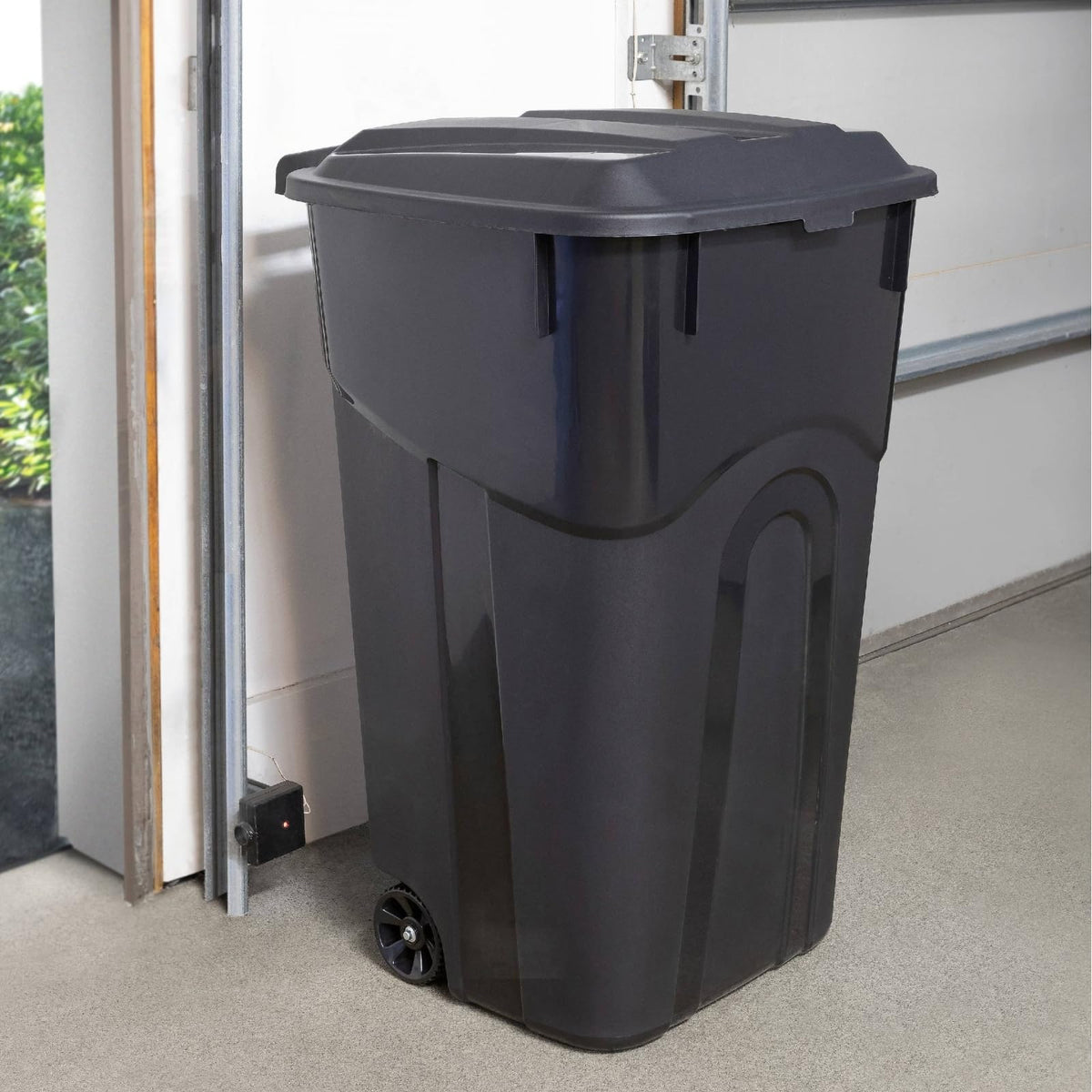 32 Gallon Black Wheeled Plastic Garbage Can with Attached Lid L6397